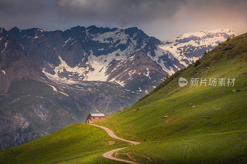 通往伊泽兰山口的山路-春天在瓦尔德的田园诗般的高山景观'Isère -法国阿尔卑斯山